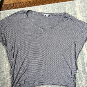 Splendid v-neck T-shirt in XS. Blue & white striped